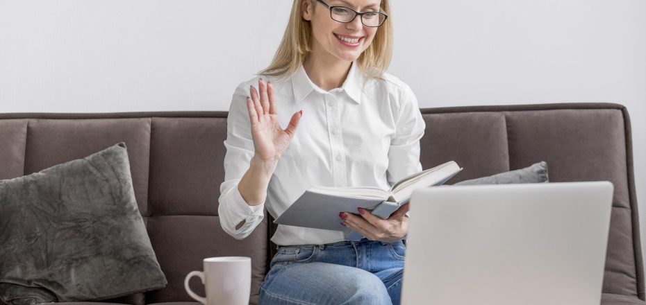 teacher-doing-her-classes-online